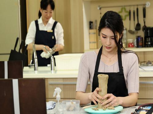Cô gái xinh đẹp có chồng nhưng vẫn muốn được qua đêm cùng đồng nghiệp